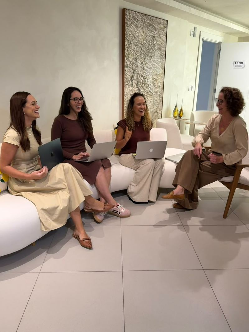 Equipe da VD Brasil montando os planos das clínicas